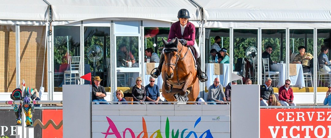 Ellen Whitaker se impone con ‘Fiona des Hayettes’ en el ajustado desempate del Gran Premio Ayuntamiento de Barbate