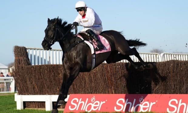 Nube Negra, caballo de carreras criado por Luis Álvarez Cervera, triunfando en Inglaterra