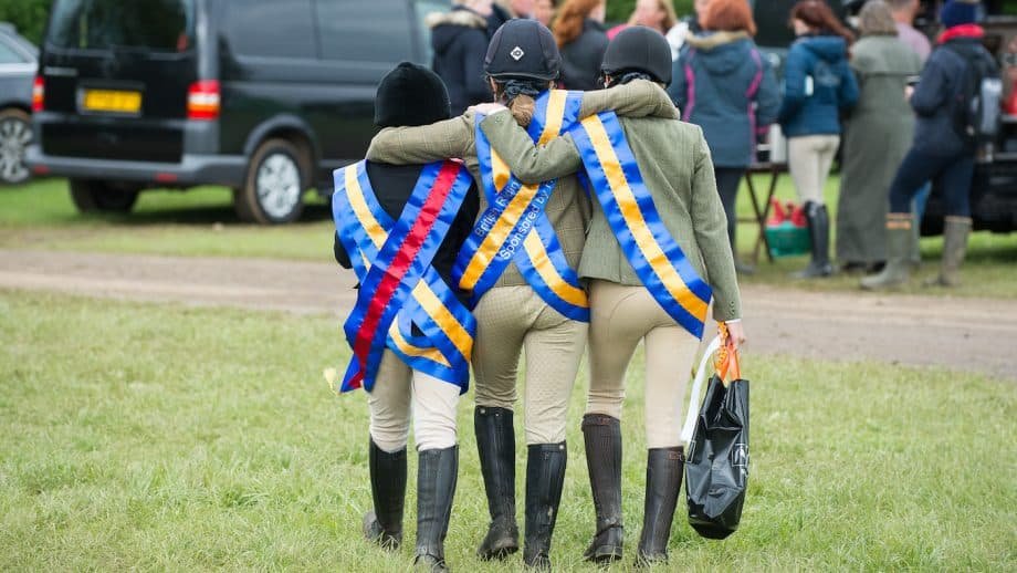 Igualdad en Inglaterra: permiten concursar con pantalones oscuros para «ayudar a las mujeres competir seguras con el periodo»