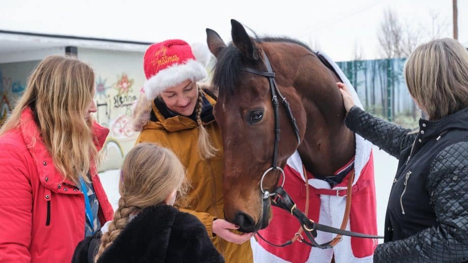 Ex caballo de carreras trae alegría y regalos a los niños en el hospital en Navidad