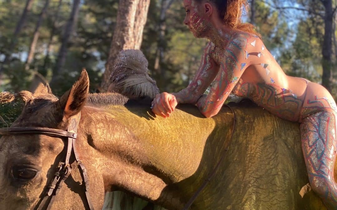 Body painting a caballo