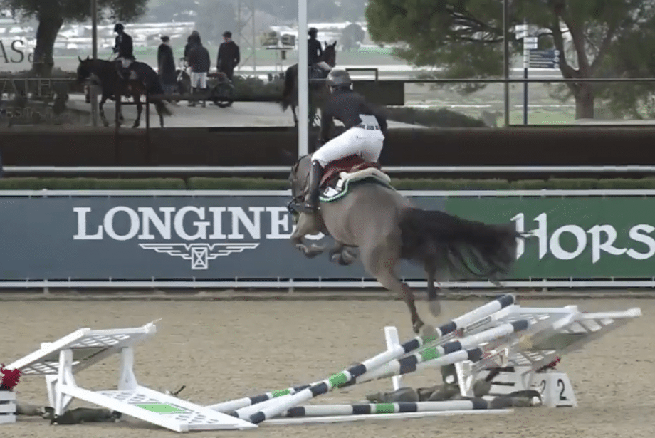 “¡Estaba más allá del punto de no retorno!” Mira cómo la ráfaga de aire derriba un óxer de 1,35 m mientras el caballo salta en el Andalucia Sunshine Tour