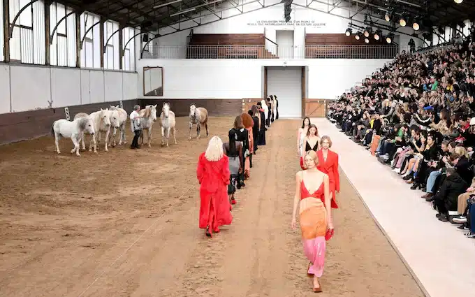 Stella McCartney une caballos y moda en París
