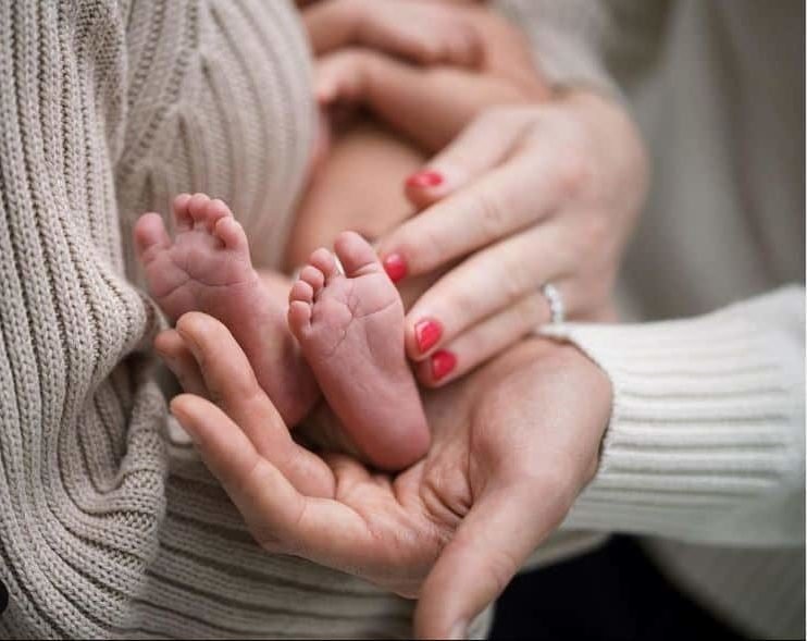 Jennifer Gates y Nayel Nassar dan la bienvenida a su primer hijo