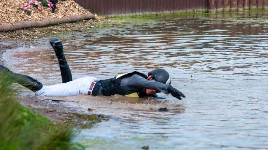 Jinete del Badminton Horse Trials se cae al agua y mira lo que pasa
