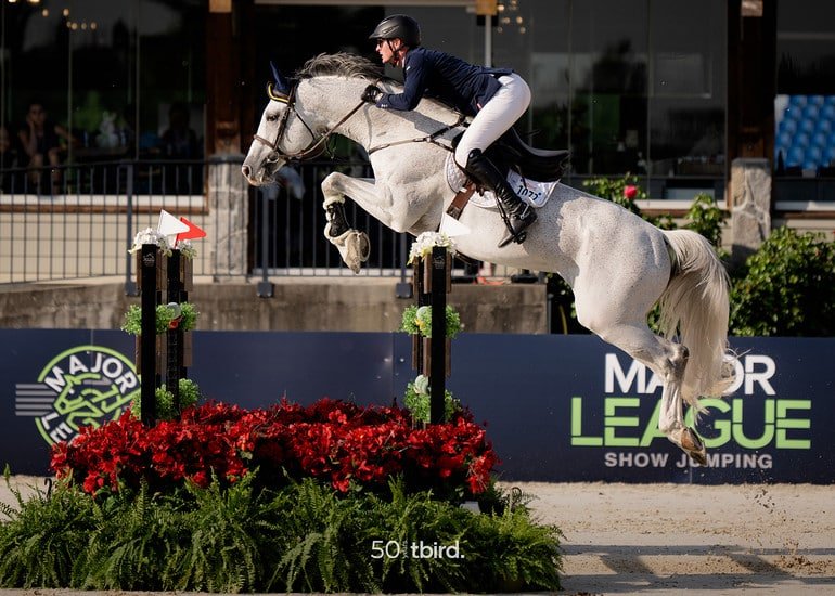 Daniel Coyle y Gisborne VDL brillan en Tbird