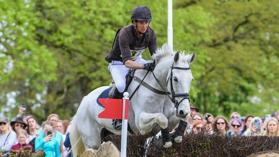 Un campo a través complicado en el Badminton Horse Trials