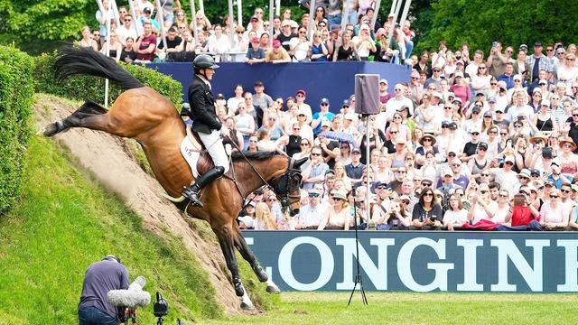 PETA demanda a dos jinetes tras caerse en el Hamburger Derby