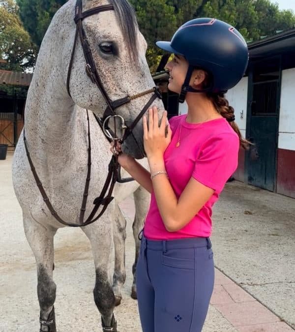Paola Chaves, nueva imagen de Las Helmets