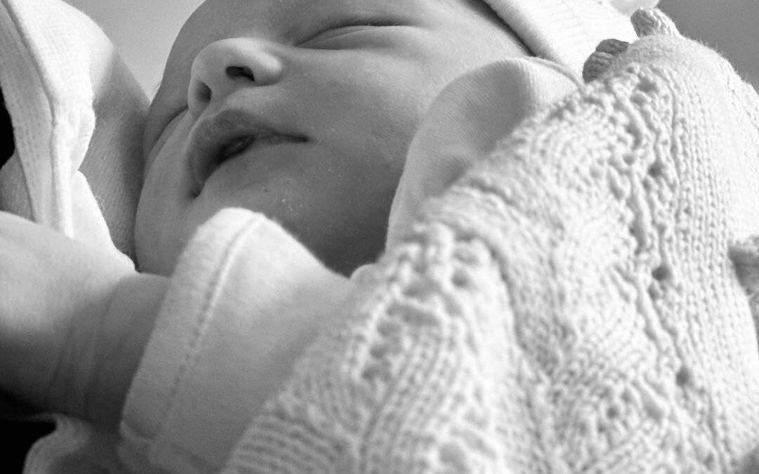 Alejandro Asencio y Helena Ortega dan la bienvenida a su primera hija