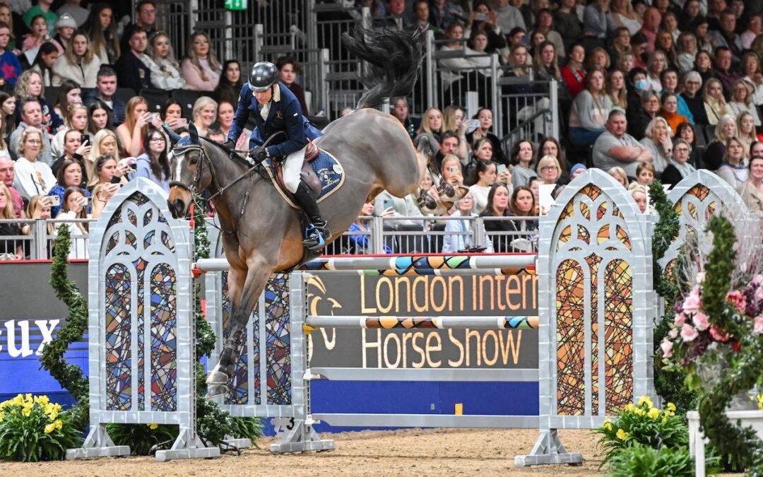 John Whitaker gana el Santa Stakes en el London International Horse Show