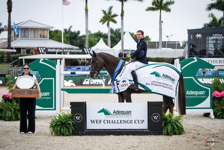 Darragh Kenny supera al resto durante el WEF 1
