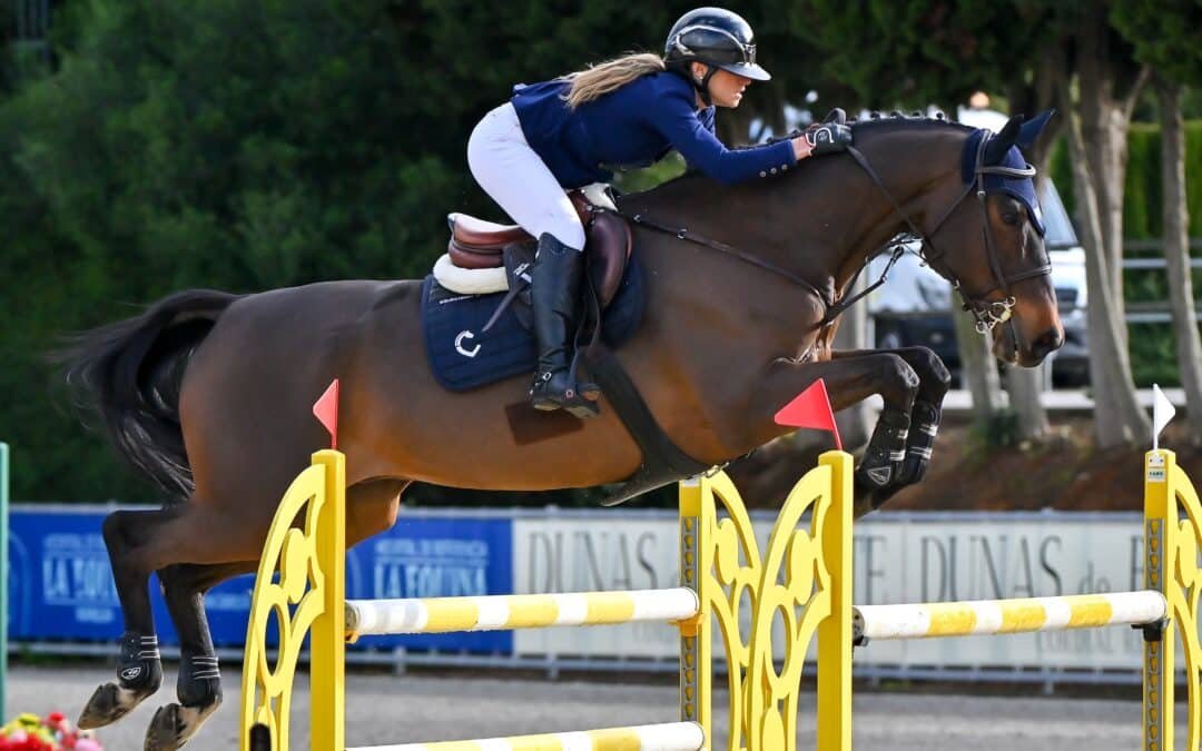 Carolina Villanueva Suárez y ‘Voice De Chenaie’ vencen en el Medium Tour 1.40