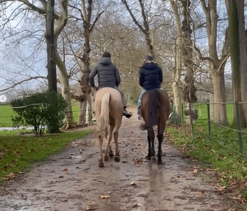 Álvaro Muñoz Escassi y Sheila Casas, vistos a caballo en Cantabria