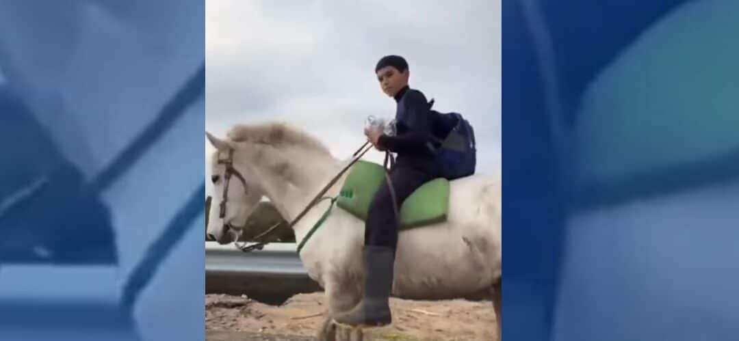 Cada día, Santiago recorre 5 kilómetros montado en su caballo para ir al colegio