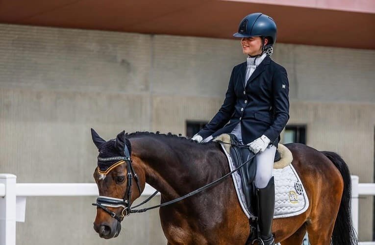 Fallece Ruby, inseparable compañero de la amazona asturiana Beatriz Martínez Hombre