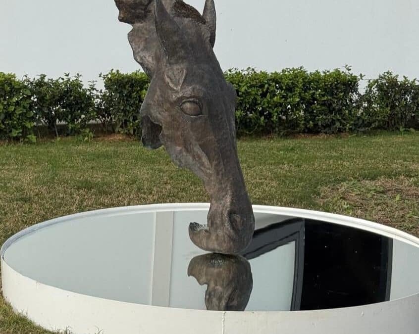 La artista detrás de “Fighter”, la escultura de Tornado VS en Dehesa Montenmedio