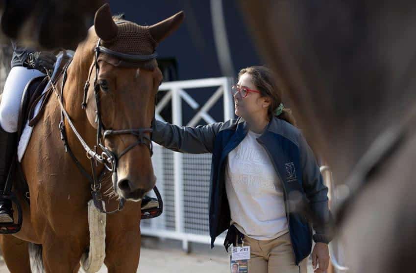 La guardiana de los 130 caballos que compiten en el CSIO Barcelona