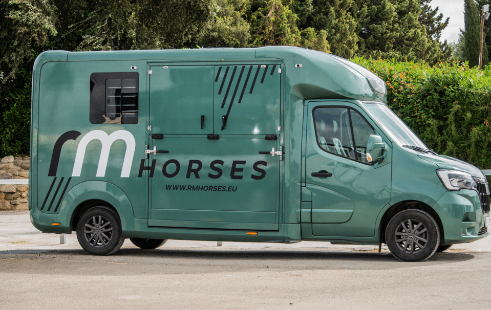 Así viaja un caballo por Europa: el transporte internacional de RM Horses