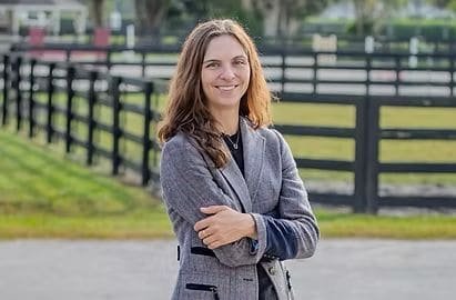 Catie Staszak: la voz que narra el Salto de Obstáculos internacional y el ejemplo de que no hay un único camino hacia la cima.