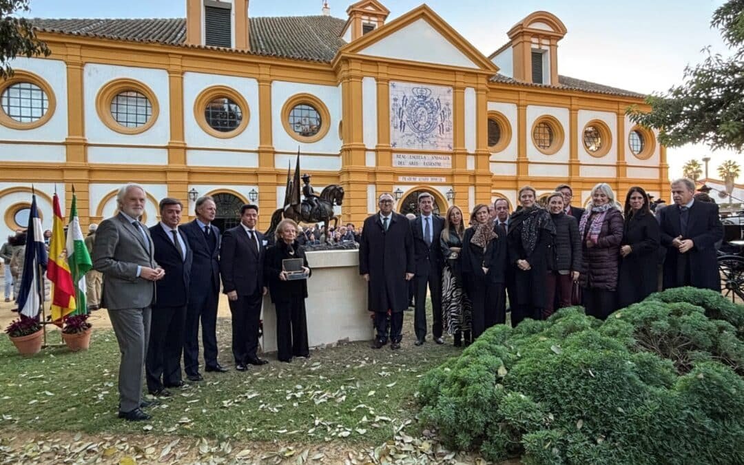 El consejero de Turismo y Andalucía Exterior preside el acto de descubrimiento de la escultura ecuestre dedicada al fundador de la Real Escuela, Álvaro Domecq Romero